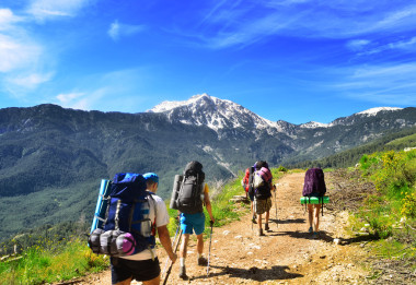 在山中徒步旅行者的組