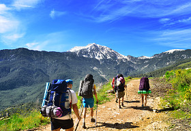 在山中徒步旅行者的组