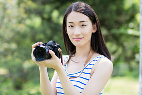 公园里漂亮的女孩