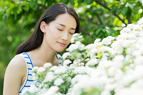 公园里漂亮的女孩