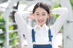 美丽的姑娘咧着嘴笑