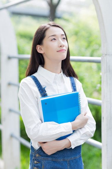 女孩户外阅读图片