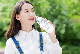 夏季口渴的女孩图片