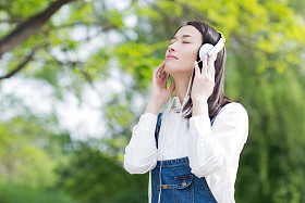 听音乐的女孩