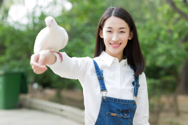喂鴿子的女孩