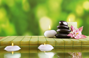 spa 靜物鮮花與燭光綠色模糊背景