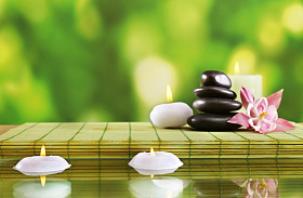 spa 静物鲜花与烛光绿色模糊背景