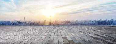 全景的天際線和大廈與空木板圖片