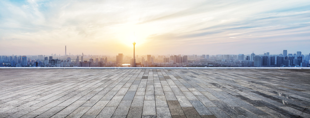 全景的天际线和大厦与空木板图片