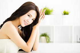 一个年轻美丽的女人坐在客厅