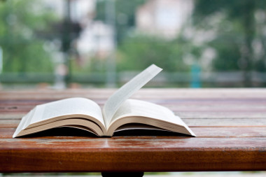 在公園里讀書桌上有一本書