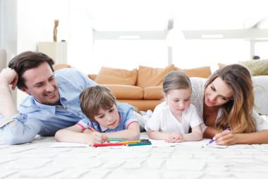 畫畫的家庭圖片