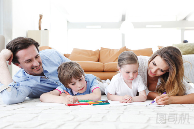 畫(huà)畫(huà)的家庭圖片