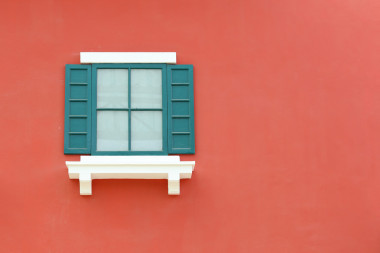 背景墻上的老式窗口 圖片