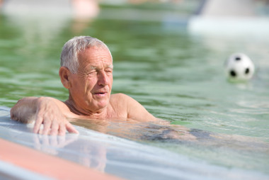 老人在游泳池