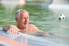 老人在游泳池