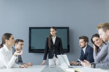 年轻人在办公室图片