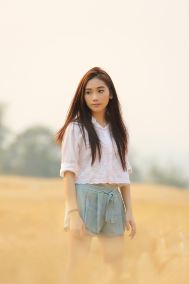 亞洲女孩在麥田圖片