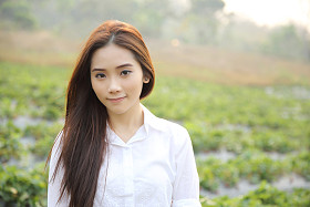 亚洲女孩在麦田图片