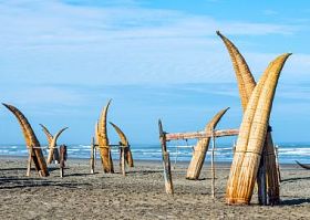 传统秘鲁小型芦苇船(Caballitos de Totora)