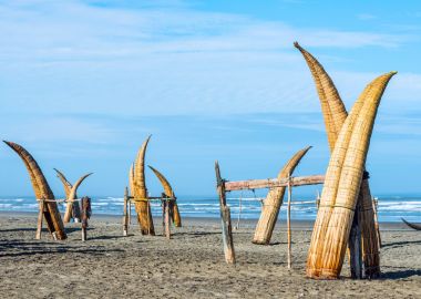 传统秘鲁小型芦苇船(Caballitos de Totora)