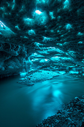 在冰岛的冰洞图片