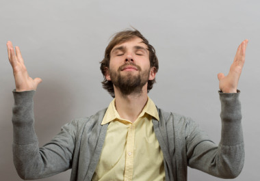 快樂的人為成功的結果而感謝上帝微笑著舉起雙手感恩分