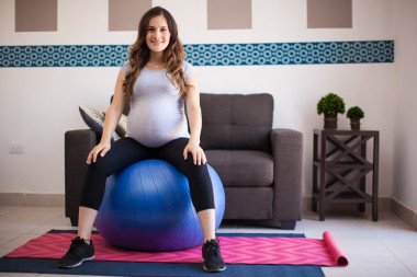 布魯內(nèi)特坐在一個穩(wěn)定的球