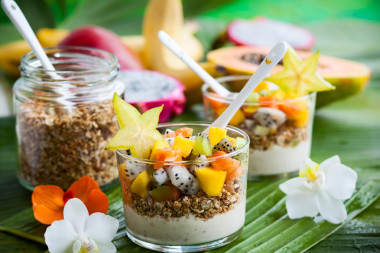 異國(guó)情調(diào)的水果一起吃早餐圖片