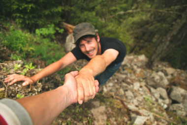 互相幫助的登山者攀登那座山