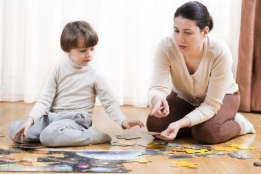 孩子解決一個(gè)謎題