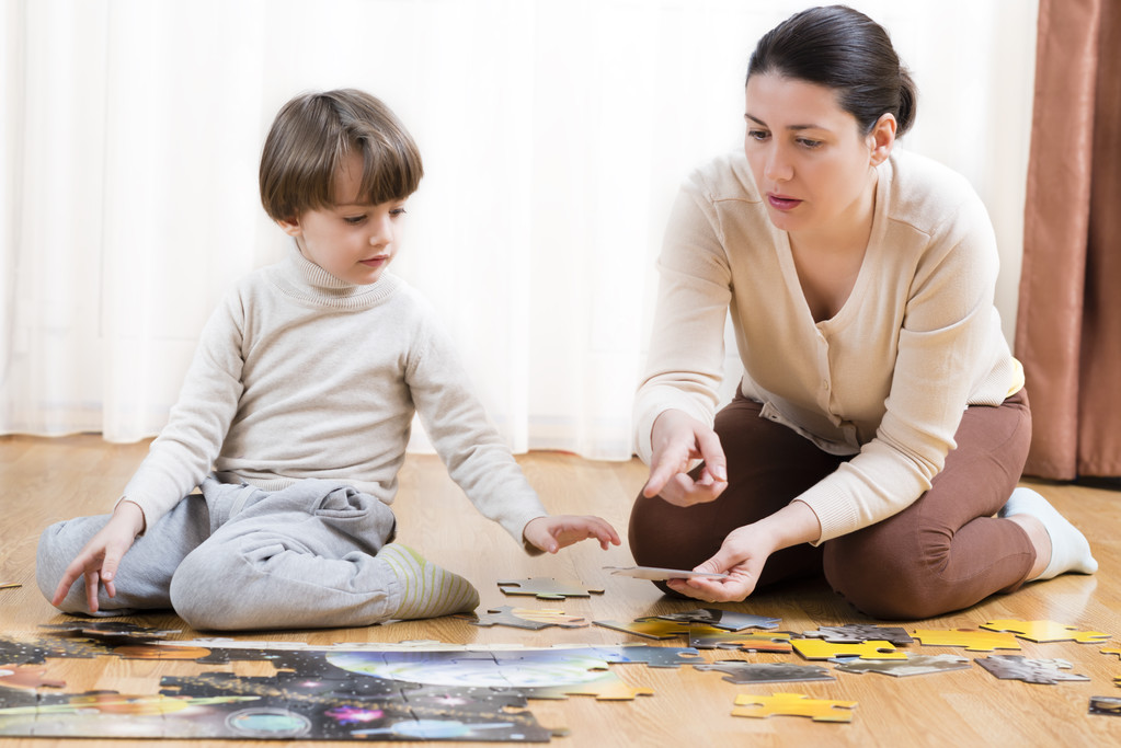 孩子解决一个谜题 孩子解决一个谜题