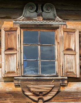 在老房子在俄罗斯北部的木窗。优美的画面。木雕。传统房屋建筑木材