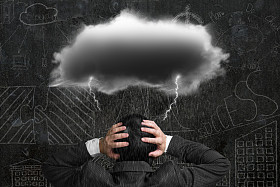 沮丧的商人带着乌云雨闪电笼罩着他