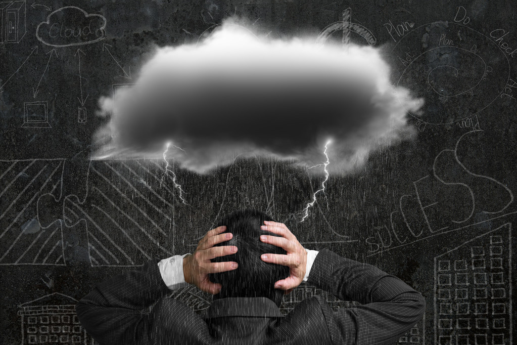 沮丧的商人带着乌云雨闪电笼罩着他