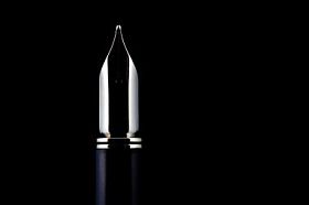 在黑色的钢笔图片