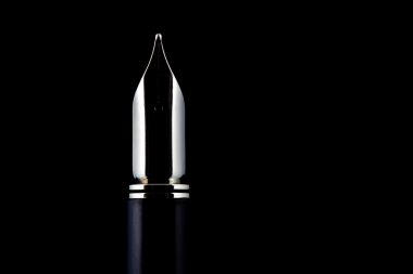 在黑色的钢笔图片