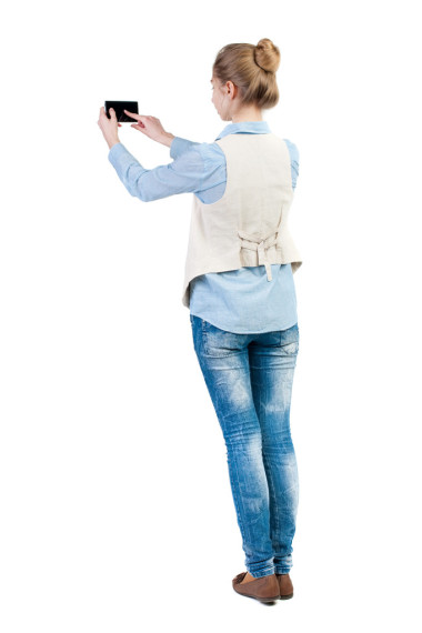 使用移動(dòng)電話的婦女圖片