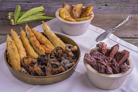 美国路易斯安纳州风格烤的 entrecote，与深炸秋葵，蘑菇