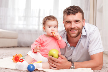 父親和小孩坐在地板上