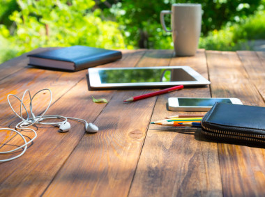 木桌和電子產(chǎn)