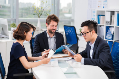 坐在辦公室里的商人