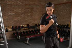 人在健身房与哑铃训练图片