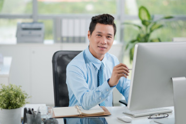 指著電腦屏幕照片