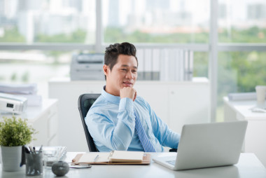 經(jīng)理看著筆記本電腦圖片