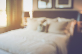 作为背景的模糊的卧室图片