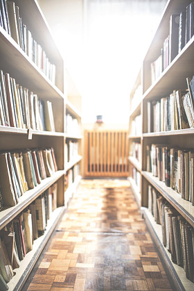 旧书放在老式的图书馆照片