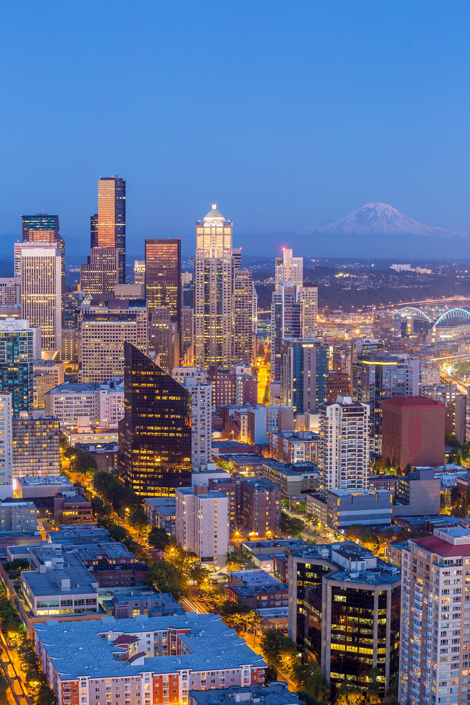 西雅图天际线全景在日落  西雅图天际线全景在日落