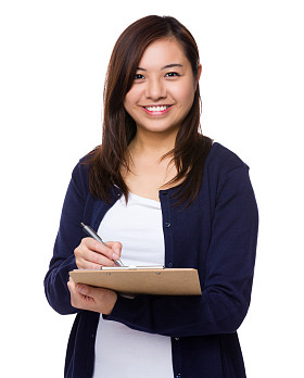 年轻的亚裔女子，在蓝色开衫图片