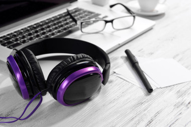 桌上的筆記本電腦耳機關閉